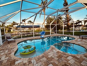 Een verwarmd zwembad