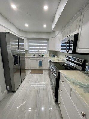 Een koelkast, een magnetron, een oven, een kookplaat