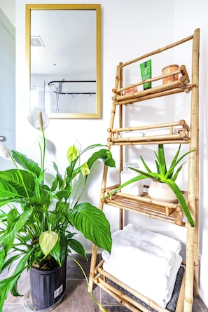 Jungle Fever | Bathroom | Rainfall showerhead, eco-friendly toiletries, hair dryer, towels