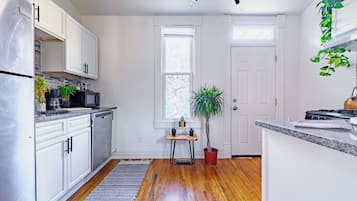 Full-sized fridge, microwave, oven, stovetop