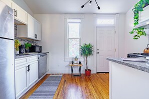 Täysikokoinen jääkaappi, mikroaaltouuni, uuni, liesi