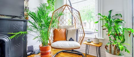 32-inch Smart TV with digital channels, TV, Netflix