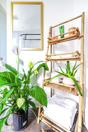 Jungle Fever | Bathroom | Rainfall showerhead, eco-friendly toiletries, hair dryer, towels - Jungle House Luxury Stays - Downtown Columbus & Short North (Columbus)
