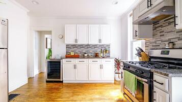 Jungle Fever | Private kitchen | Coffee/tea maker, full-size fridge, microwave, oven