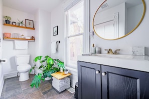 Combined shower/bathtub, rainfall showerhead, designer toiletries