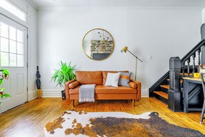 Jungle Fever | Living area | 55-inch Smart TV with digital channels, TV, Netflix - Jungle House Luxury Stays - Downtown Columbus & Short North (Columbus)
