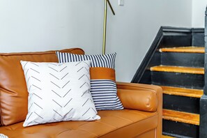 Living area - Jungle House Luxury Stays - Downtown Columbus & Short North (Columbus)