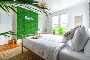 Jungle Fever | Egyptian cotton sheets, premium bedding, memory-foam beds, free minibar - Jungle House Luxury Stays - Downtown Columbus & Short North (Columbus)