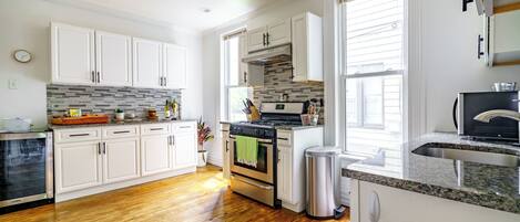 Frigorífic gran, microones, forn i placa de cuina