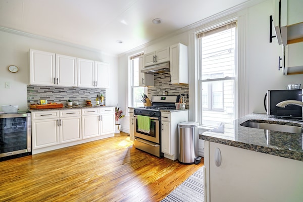 Full-size fridge, microwave, oven, stovetop