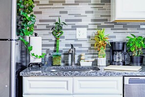 Private kitchen - Jungle House Luxury Stays - Downtown Columbus & Short North (Columbus)