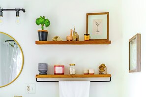 Jungle Fever | Bathroom | Rainfall showerhead, eco-friendly toiletries, hair dryer, towels - Jungle House Luxury Stays - Downtown Columbus & Short North (Columbus)