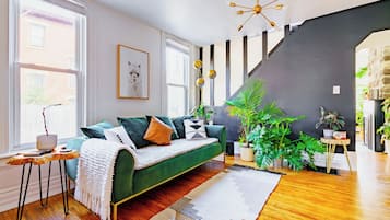 32-inch Smart TV with digital channels, TV, Netflix