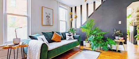 تلفزيون ذكي، برامج وأفلام نتفليكس، هولو، كُتُب