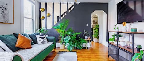 Maison exclusive | Aire de séjour | Téléviseur connecté, Netflix, Hulu, livres