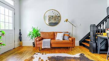 Jungle Fever | Living room | 55-inch Smart TV with digital channels, TV, Netflix