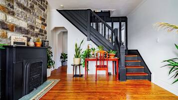 Een modern interieur met een open haard, een eethoek en een trap.