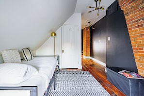 Exclusief huis | Badkamer | Een regendouche, milieuvriendelijke toiletartikelen, een haardroger
