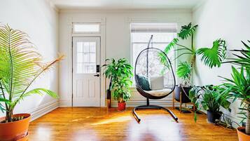 32-inch Smart TV with digital channels, TV, Netflix