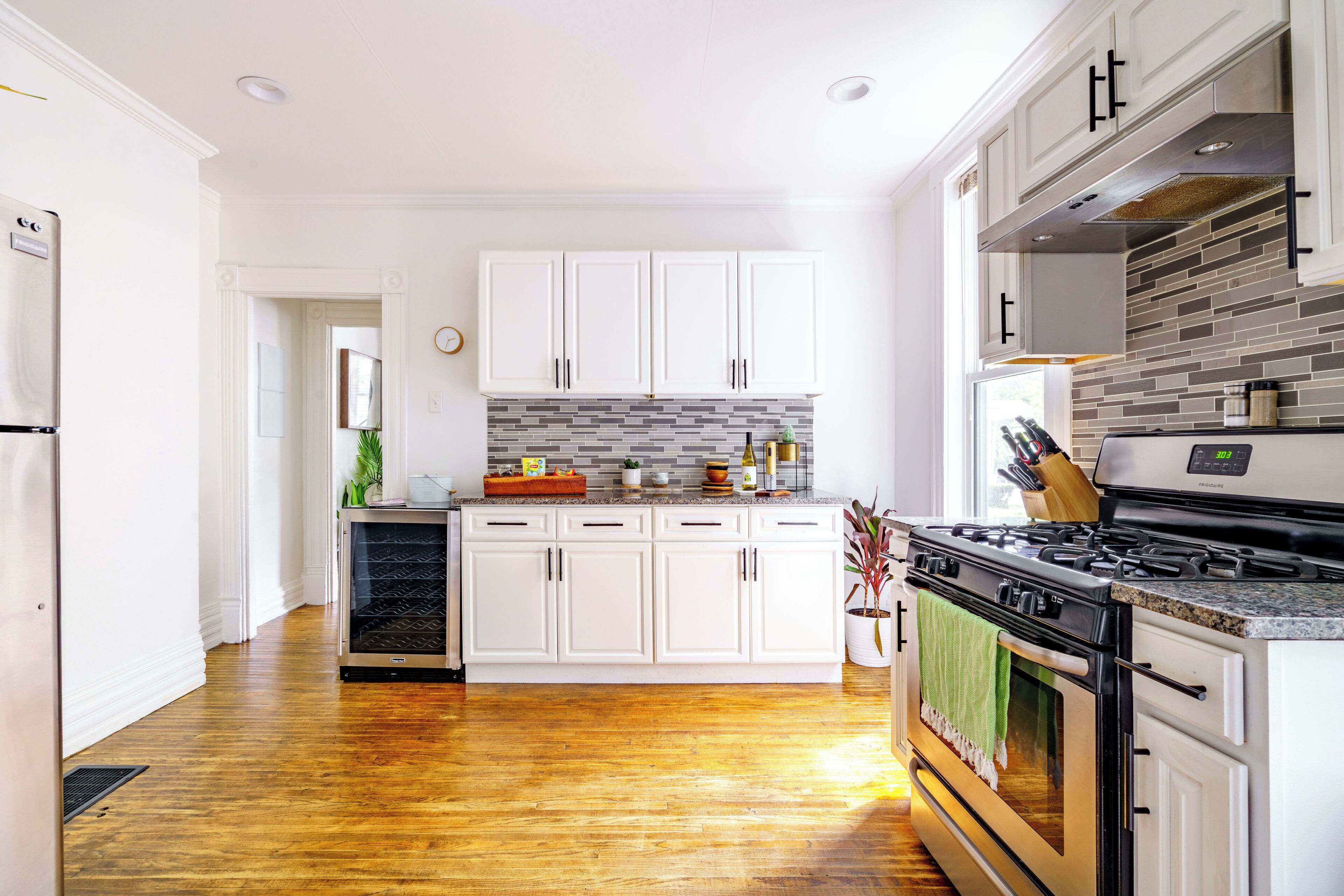 Full-sized fridge, microwave, oven, stovetop