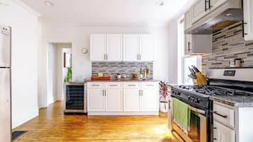 Full-sized fridge, microwave, oven, stovetop