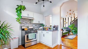 Welcome to the Jungle | Private kitchen | Full-sized fridge, microwave, oven, stovetop