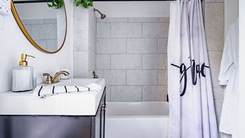 Bañera con ducha, cabezal de ducha tipo lluvia