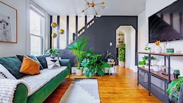Casa exclusiva | Zona de estar | Una Smart TV, Netflix, Hulu, libros