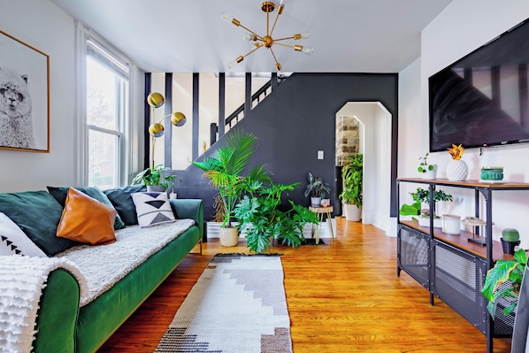 Welcome to the Jungle | Living area | 55-inch Smart TV with digital channels, TV, Netflix