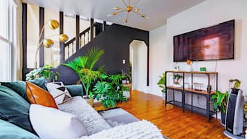Rumah Eksklusif | Area keluarga | Smart TV 55-inci dengan saluran TV digital, TV, dan Netflix