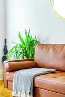 Familjehus | Vardagsrum | 55-tums smart-tv med digitalkanaler, tv och Netflix