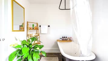 Jungle Fever | Bathroom | Rainfall showerhead, eco-friendly toiletries, hair dryer, towels