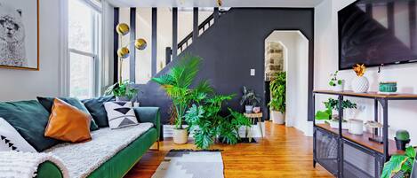 Welcome to the Jungle | Living area | 55-inch Smart TV with digital channels, TV, Netflix
