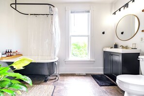 Jungle Fever | Bathroom | Rainfall showerhead, eco-friendly toiletries, hair dryer, towels