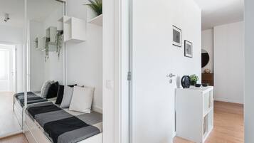 Bureau, fer et planche Ă repasser, accĂšs Internet, draps fournis