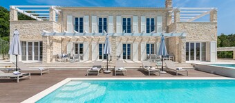 Villa Maxim with pool, jacuzzi and endless views over the vineyards to the sea