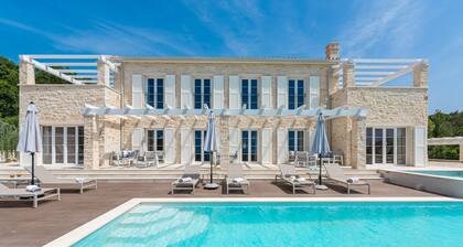 Villa Maxim with pool, jacuzzi and endless views over the vineyards to the sea