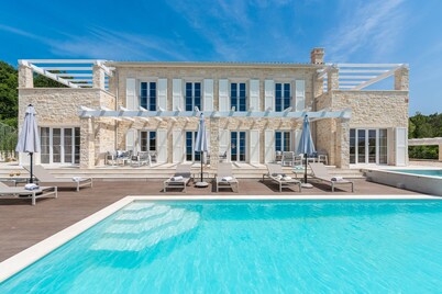 Villa Maxim with pool, jacuzzi and endless views over the vineyards to the sea