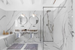 Hair dryer, bidet, towels, soap - Villa Maxim with pool, jacuzzi and endless views over the vineyards to the sea (Vižinada)