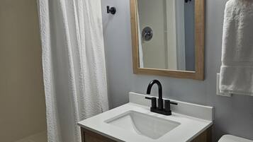 Douche, sèche-cheveux, serviettes fournies, savon