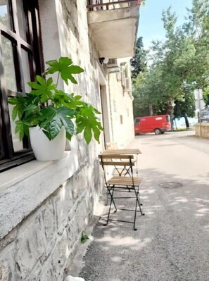 Outdoor dining - Calming oasis Luksic (Kaštel Lukšić)