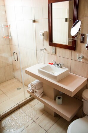 Shower, rainfall showerhead, hair dryer, towels - Hotel Tlaxcala  (Tlaxcala)