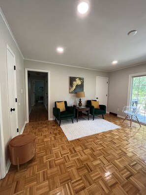 Interior - Bonnie On Clyde,
Whole house in beautiful neighborhood with private garden patio (Jacksonville)