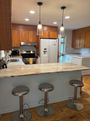 Fridge, microwave, oven, stovetop - Bonnie On Clyde,
Whole house in beautiful neighborhood with private garden patio (Jacksonville)