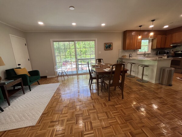 Interior - Bonnie On Clyde,
Whole house in beautiful neighborhood with private garden patio (Jacksonville)