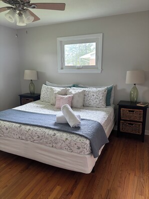 3 bedrooms, in-room safe, desk, iron/ironing board - Bonnie On Clyde,
Whole house in beautiful neighborhood with private garden patio (Jacksonville)