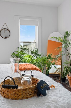 Jungalow | Egyptian cotton sheets, premium bedding, memory foam beds, free minibar - Jungle House Urban Lofts - Short North & Convention Center (Columbus)