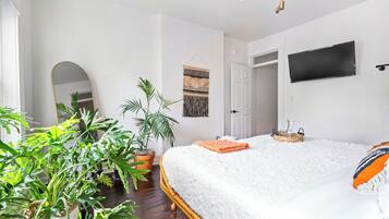 2 bedrooms, Egyptian cotton sheets, premium bedding, memory foam beds