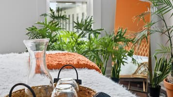 2 bedrooms, Egyptian cotton sheets, premium bedding, memory-foam beds