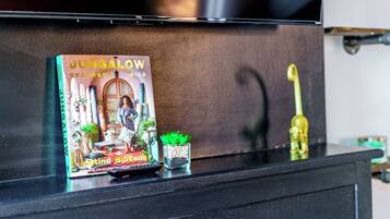 Un libro con el título 'JUNGALOW DECORATE WILD' en una estantería.